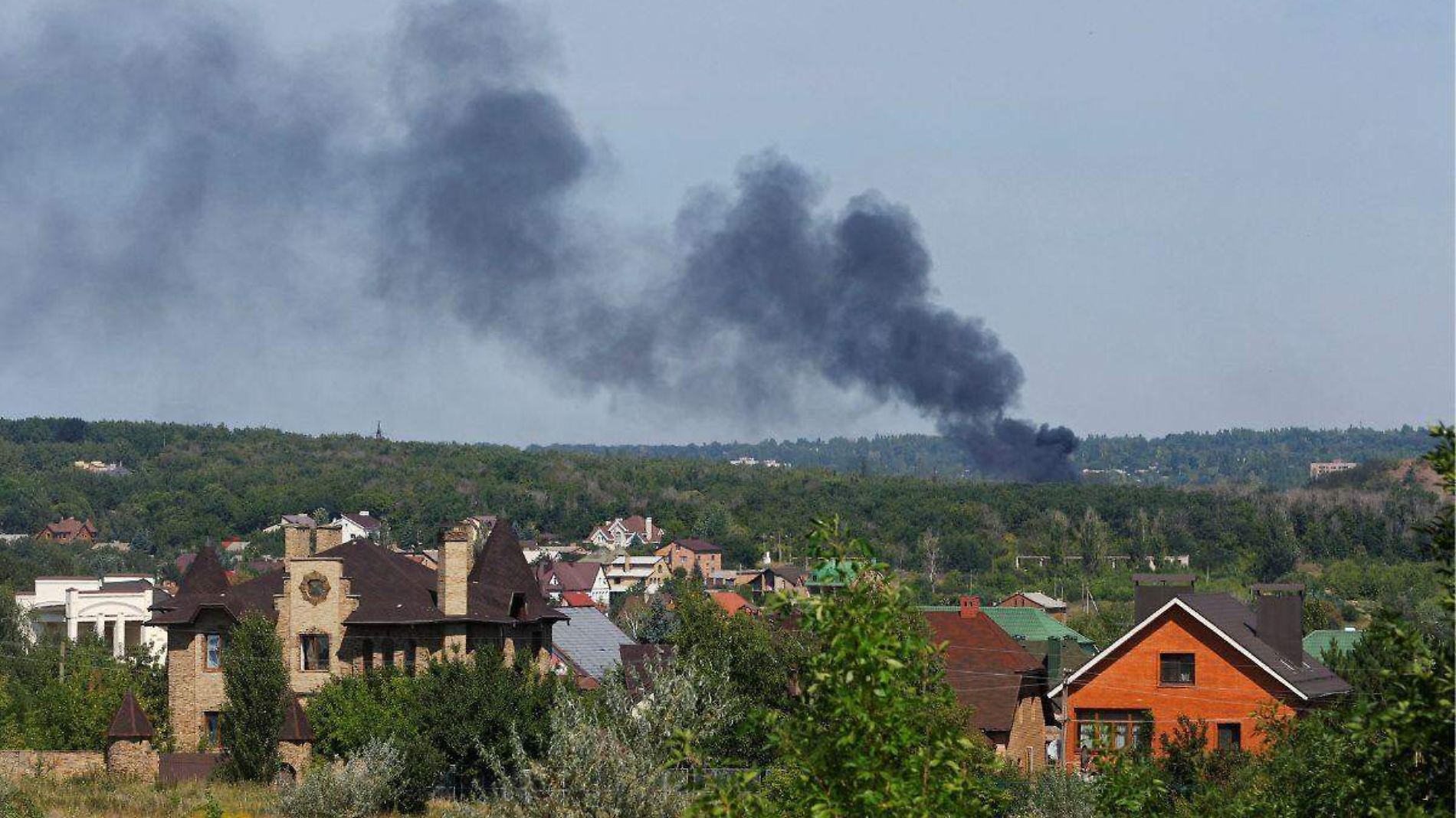 Bombardeo en región de Ucrania deja siete civiles muertos; mientras sigue la evacuación 